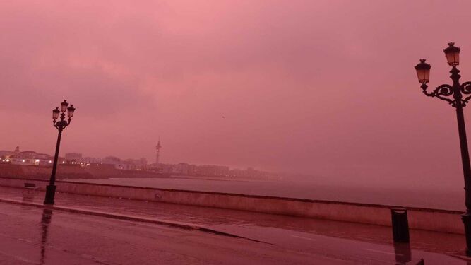 El cielo, totalmente rojo esta mañana en Cádiz con las primeras lluvias.