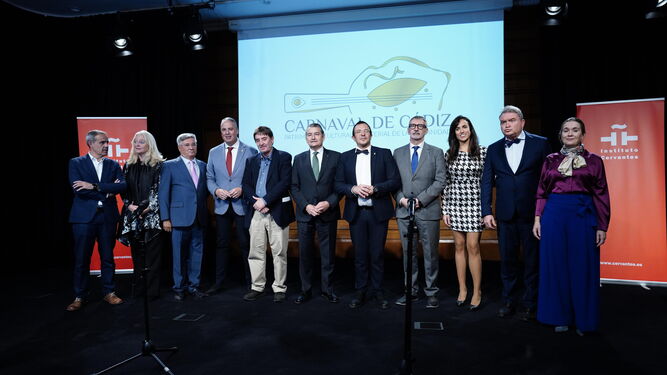 Políticos de todas las esferas, junto a Luis García Montero, en la presentación de la candidatura en Madrid.