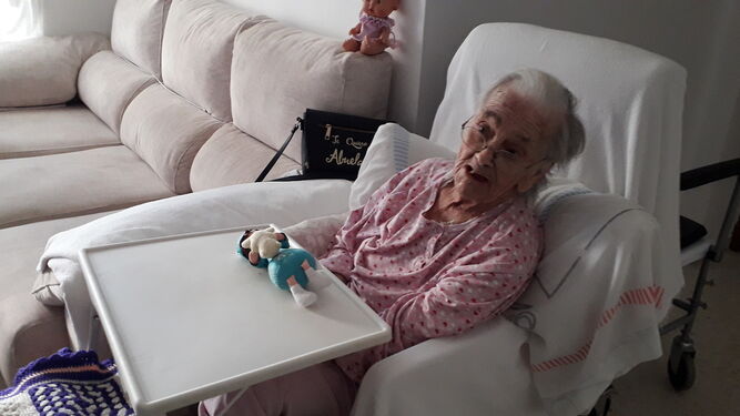 Milagros, de 89 años, en el salón de su casa de El Puerto.