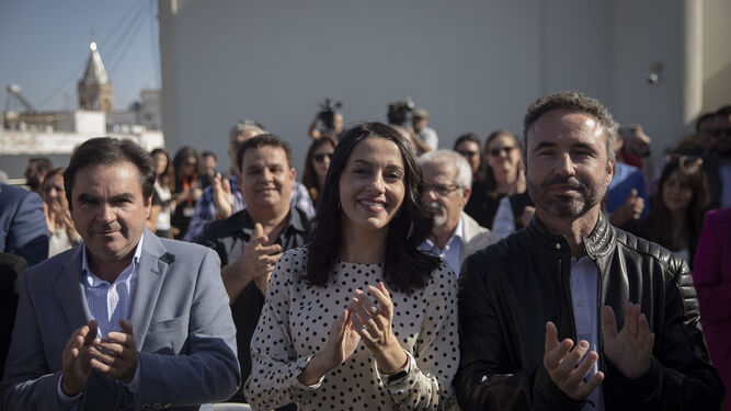 El alcalde de Porcuna (Jaén), Miguel Moreno; la presidenta de Cs, Inés Arrimadas; y el diputado en el Congreso, Guillermo Díaz, en la presentación de candidaturas andaluzas a las municipales de 2023.