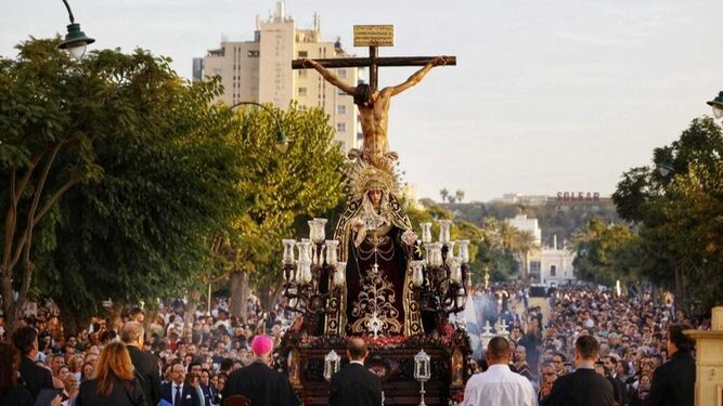El paseo de La Calzada y su entorno reunieron este sábado a numeroso público por la procesión magna mariana de Sanlúcar.