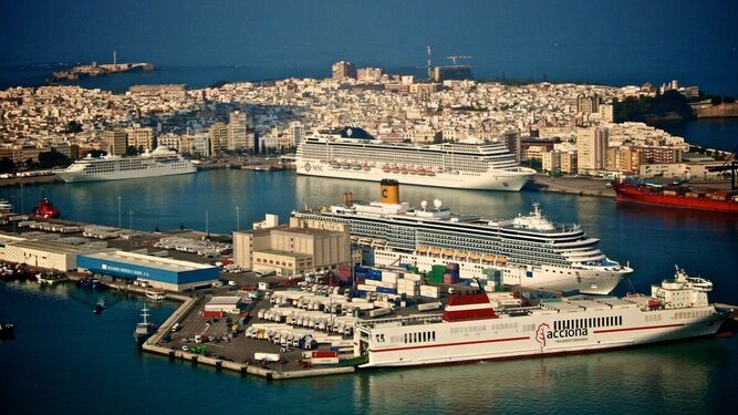 Vista aérea del puerto de Cádiz, con el Muelle de La Libertad y el Marqués de Comillas en primer término.