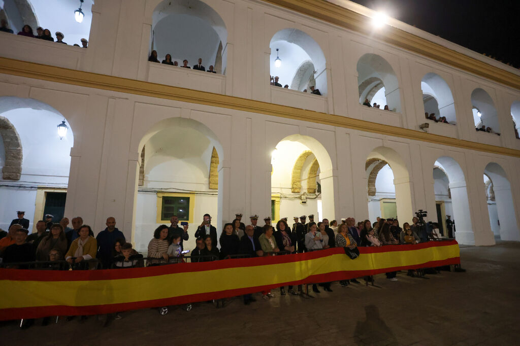 As&iacute; fue el solemne arriado de bandera celebrado en el TEAR de San Fernando