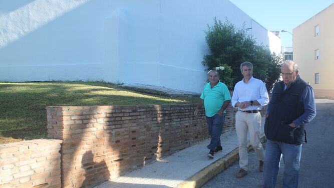 El portavoz de AxSí, Fran Romero, durante la visita que ha realizado a la zona colindante al muro perimetral del cementerio.