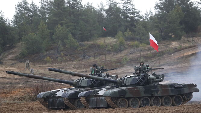 Un tanque de bandera polaca en unas maniobras