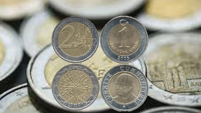La moneda de 1 lira turca junto a la de 2 euros