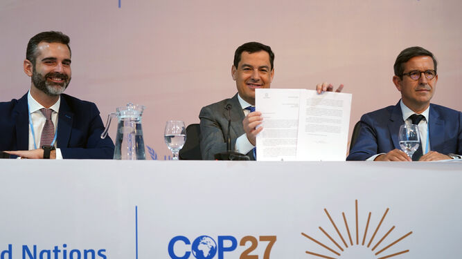 Juanma Moreno junto con Fernández-Pacheco y Paradela en la Cumbre del Clima de la ONU en Egipto.