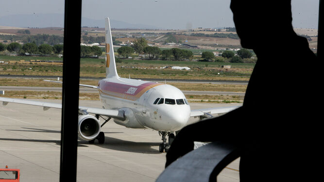 Un pasajero observa el avión antes de despegar