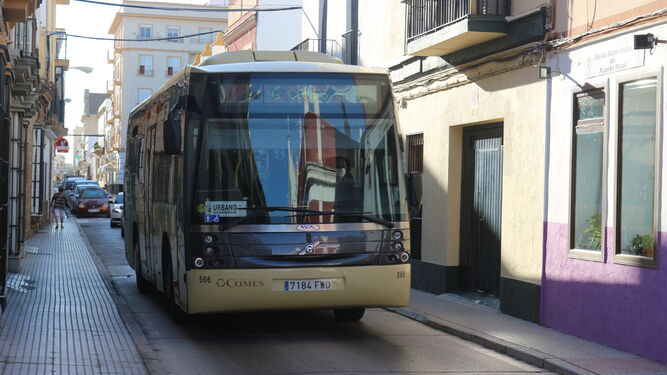 Autobús interurbano por el centro de Puerto Real
