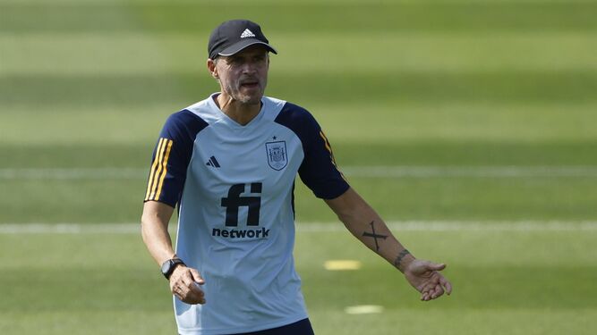 Luis Enrique, durante el entrenamiento de este sábado de la selección española en Qatar.