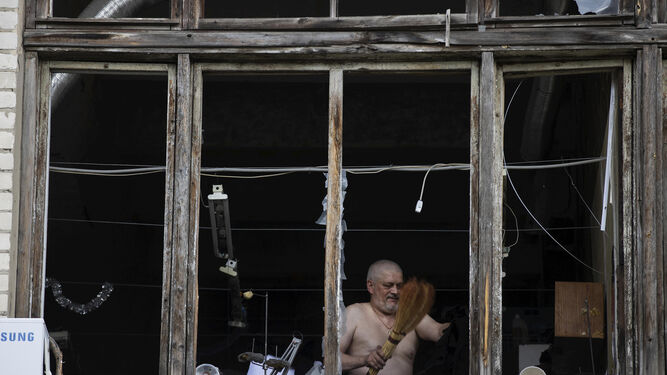 Un vecino de una vivienda destrozadas por los bombardeos rusos en Járkov