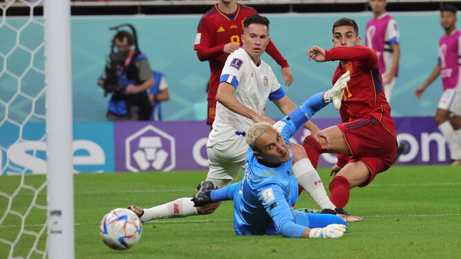 Ferran Torres observa el balón al marcar el cuarto gol de España.