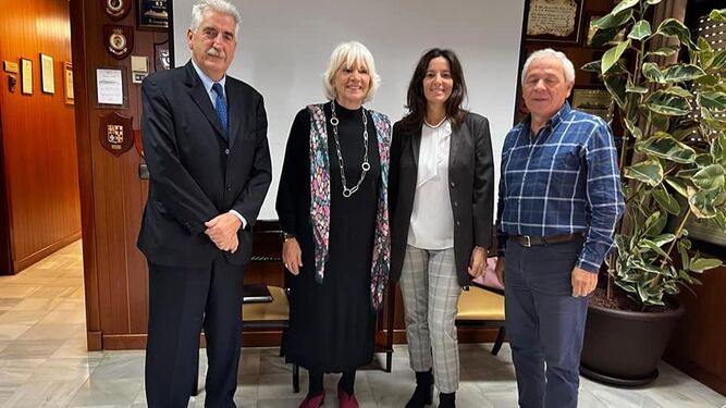 El alcalde de Chipiona y representantes de la asociación Acitur, con la presidenta de la Autoridad Portuaria de la Bahía de Cádiz.