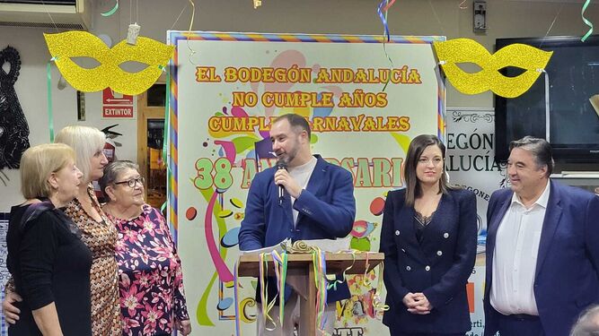 Homenaje del Bodegón Andalucía a 'Paco el poeta' en su concurso de minigrupos del Carnaval.