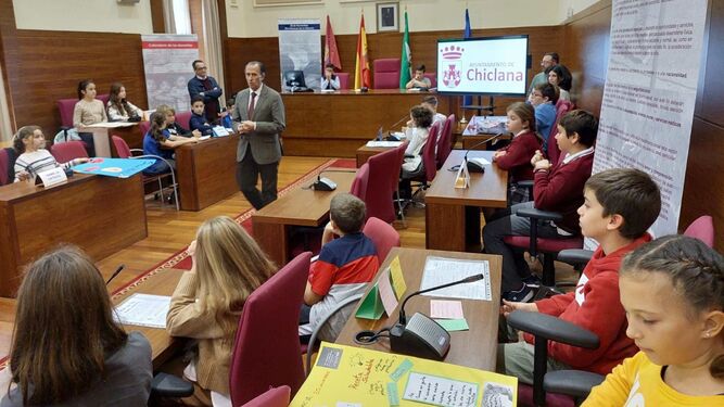 El alcalde de Chiclana interviene ante el Pleno Infantil.