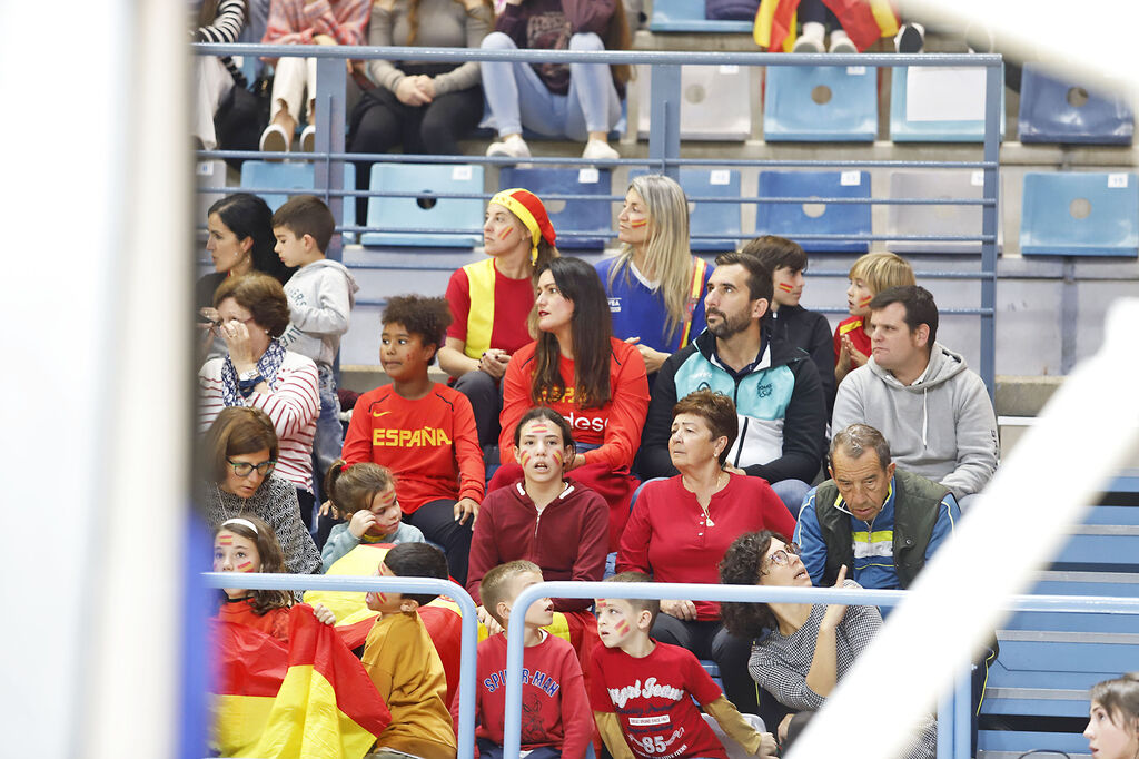 Ambiente en las gradas en el partido de la selecci&oacute;n Espa&ntilde;ola femenina de baloncesto contra Islnadia