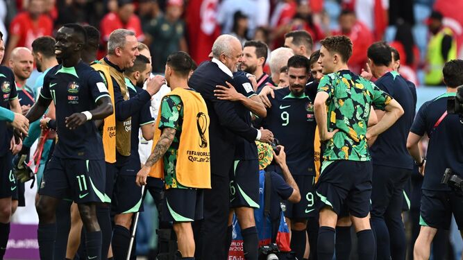 Los jugadores australianos y el cuerpo técnico celebran su triunfo contra Túnez.