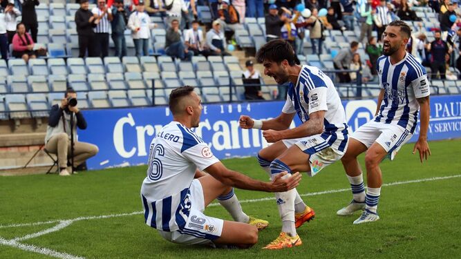 Fran Ávila y Arjona se disponen a felicitar a Cabllero tras anotar el 1-0.