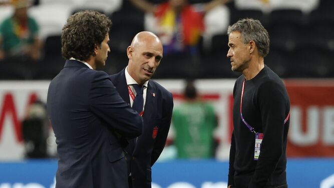 Luis Enrique, Rubiales y Molina conversan antes del partido entre España y Alemania.