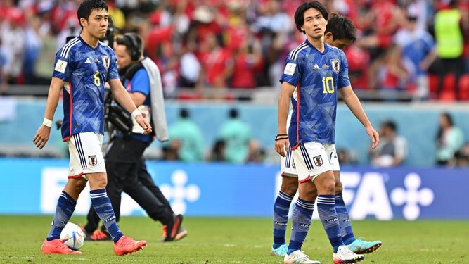 Minamino (10) y otros jugadores de Japón tras perder contra Costa Rica.