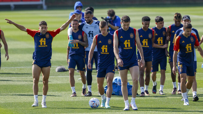 Los internacionales españoles, al iniciar el entrenamiento de este lunes en Qatar.