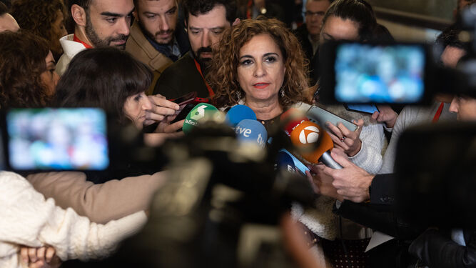 María Jesús Montero atiende a los medios.