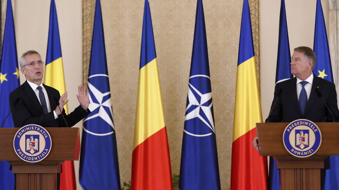 El secretario general de la OTAN, Jens Stoltenberg (izq.), y el presidente de Rumanía, Klaus Iohannis, durante una rueda de prensa en Bucarest.
