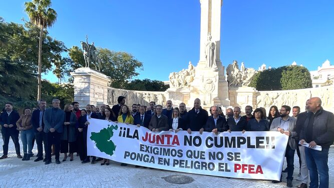Alcaldes del PSOE y de IU frente a la delegación de la Junta en Cádiz.