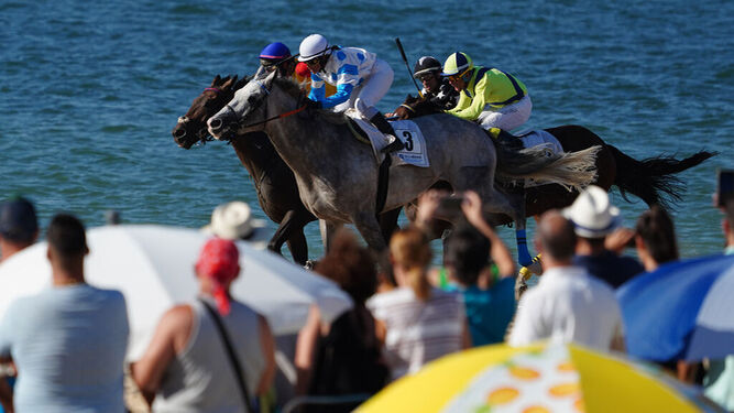 Una de las carreras de caballos disputadas el pasado verano en las playas de Sanlúcar.