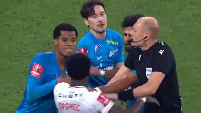 El inicio de la pelea entre Barrios y Promes con el árbitro tratando de separar.