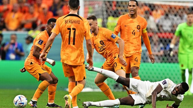 Muntari cae rodeado por varios jugadores neerlandeses.