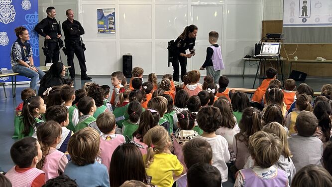 Visita de la Policía Nacional a la Escuela Infantil Elvira Lindo de Puerto Real