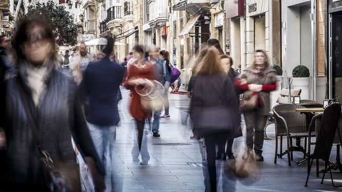 Viandantes por el centro de Cádiz en una imagen de archivo.