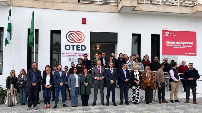 El presidente de la Diputación y el alcalde de Rota, con otras autoridades y personal municipal en la inauguración de la OTED.