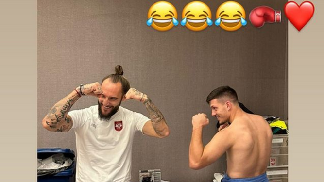 Gudelj y Jovic posan como si fueran a iniciar un compate de boxeo en el Instagram del sevillista.