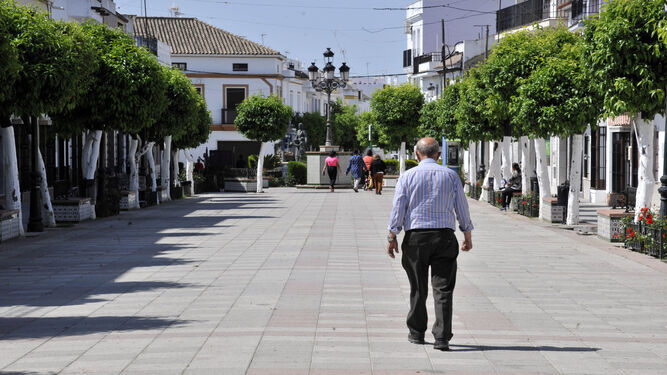 Un hombre camina por una plaza de la Sierra de Cádiz