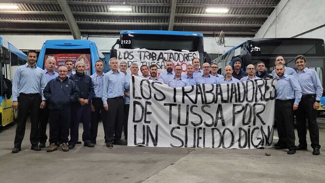 Los trabajadores de Tussa, la empresa de los autobuses urbanos de la ciudad, con una pancarta de protesta.