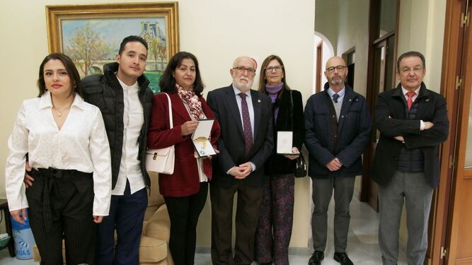 Los familiares de los médicos que, en ejercicio, fallecieron por culpa del Covid, junto al presidente del Colegio de Médicos de Cádiz, Juan Antonio Repetto