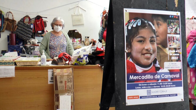 Chelo Catalán atiende como voluntaria la tienda solidaria de Madre Coraje