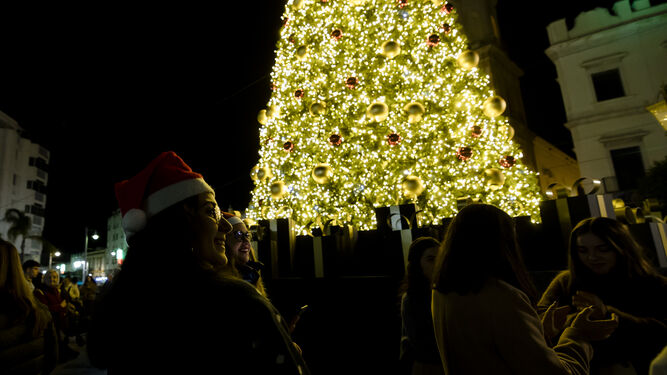 Árbol de Navidad de la plaza de la Iglesia, desde el que partirá el pasacalles.