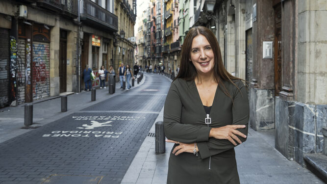 Dolores Redondo, en una calle de Bilbao.