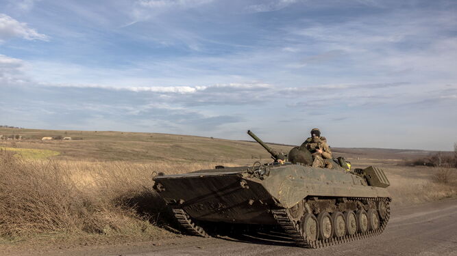 Un tanque ucraniano, cerca de la localidad de  Bakhmut, en la región de Donetsk