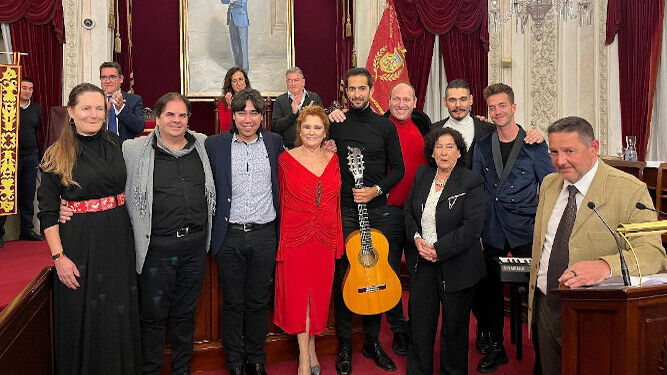 La  pregonera, con los artistas que actuaron durante el pregón de la Navidad, en el salón de plenos del Ayuntamiento de Cádiz.