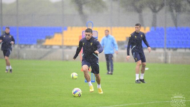 Ocampo golpea el balón bajo la lluvia en la sesión del lunes.