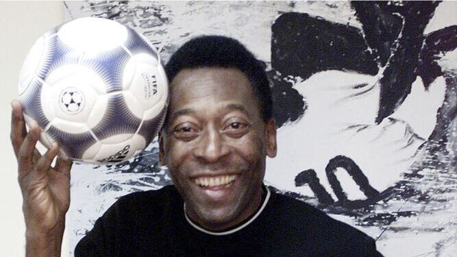 Pelé sonríe con un balón en una imagen de archivo.