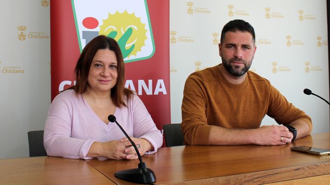 Los concejales de IU en Chiclana, Roberto Palmero y Susana Rivas.