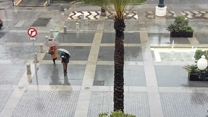 La lluvia cae con fuerza sobre Cádiz.