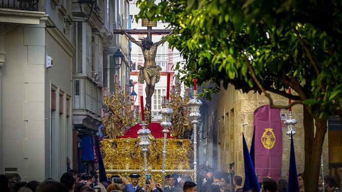 Imagen del Cristo de Misericordia, por la calle Columela.