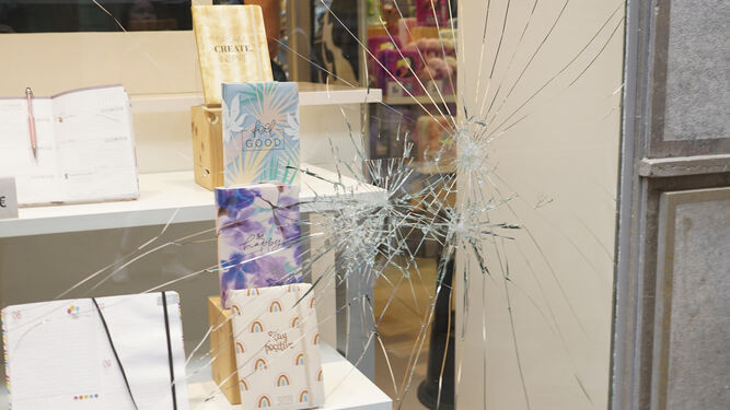 Imagen de archivo de las consecuencias de un robo en una tienda de Granada.