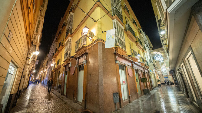 A la derecha, la calle Columela con iluminación navideña y a la izquierda, Rosario, sin ella.